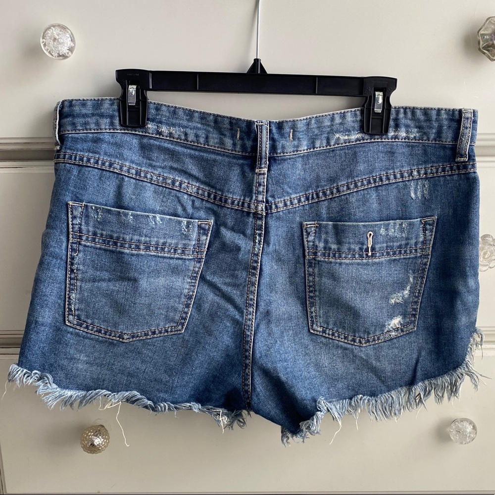 🌟 Free People Distressed Denim Shorts - Dark Wash - Picture 2 of 10